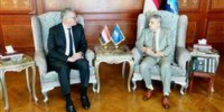 بالبلدي: «البترول»
      وقناة
      السويس
      تتعاونان
      لتدشين
      محطة
      لإسالة
      وتموين
      الغاز
      الطبيعي