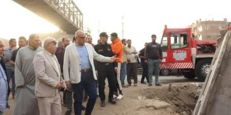 بالبلدي: محافظ
      القليوبية
      يُتابع
      حادث
      انقلاب
      تريلا
      في
      ترعة
      بطوخ
      ويوجه
      بدراسة
      فورية
      لتوسعة
      الكوبري