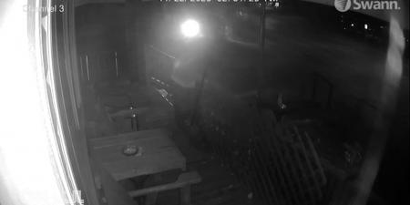 بالبلدي: كاميرا مراقبة ترصد لحظة اصطدام شاحنة صغيرة بمنزل ليلا بحادث مميت