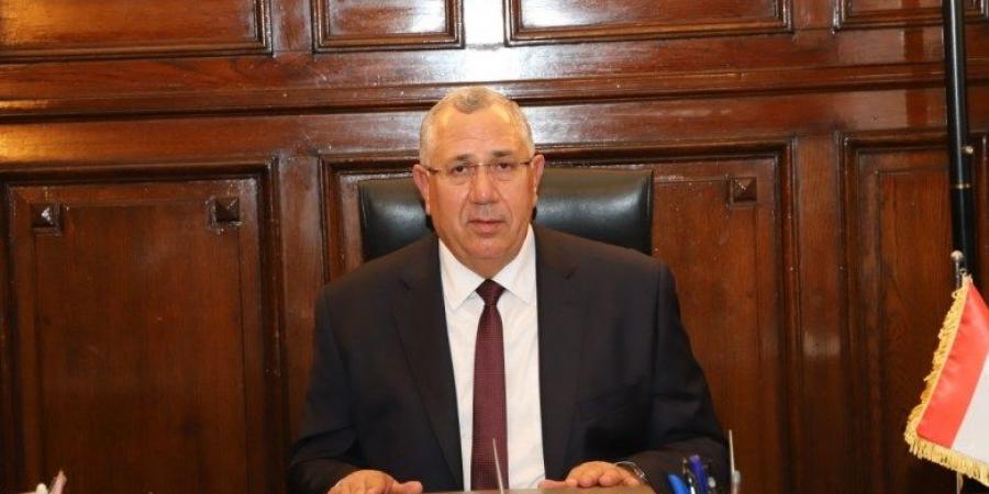 بالبلدي: وزير
      الزراعة
      يهني
      الفلاح
      المصري
      في
      عيده
      الـ 
      70 