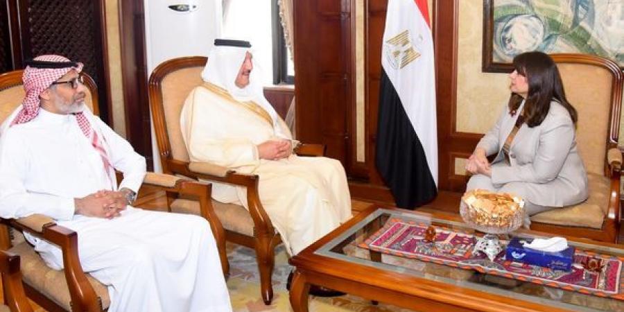 بالبلدي: وزيرة
      الهجرة
      تستقبل
      السفير
      السعودي
      لدى
      مصر
      لبحث
      سبل
      تعزيز
      التعاون
      المشترك
