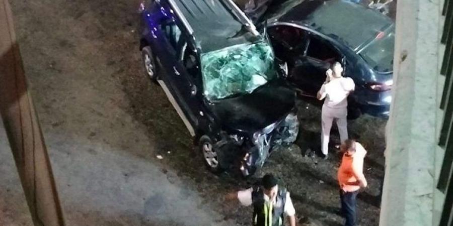 بالبلدي: إصابة
      4
      أشخاص
      فى
      حادث
      تصادم
      3
      سيارات
      أعلى
      كوبرى
      الساحل