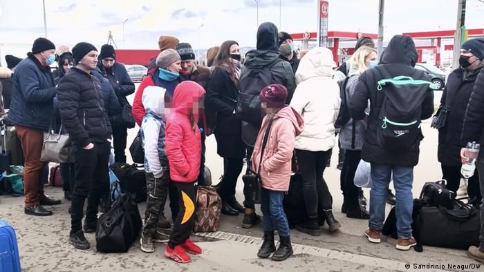 لاجئون أوكرانيون على حدود بلادهم مع رومانيا ظ صورة بتاريخ 25 شباط/ فبراير 2022