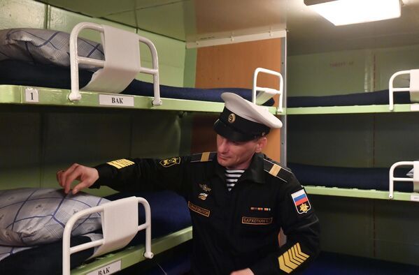 جندي من البحرية الروسية في قمرة القيادة لطراد الصواريخ النووية الثقيلة بطرس الأكبر في سيفيرومورسك. - سبوتنيك عربي