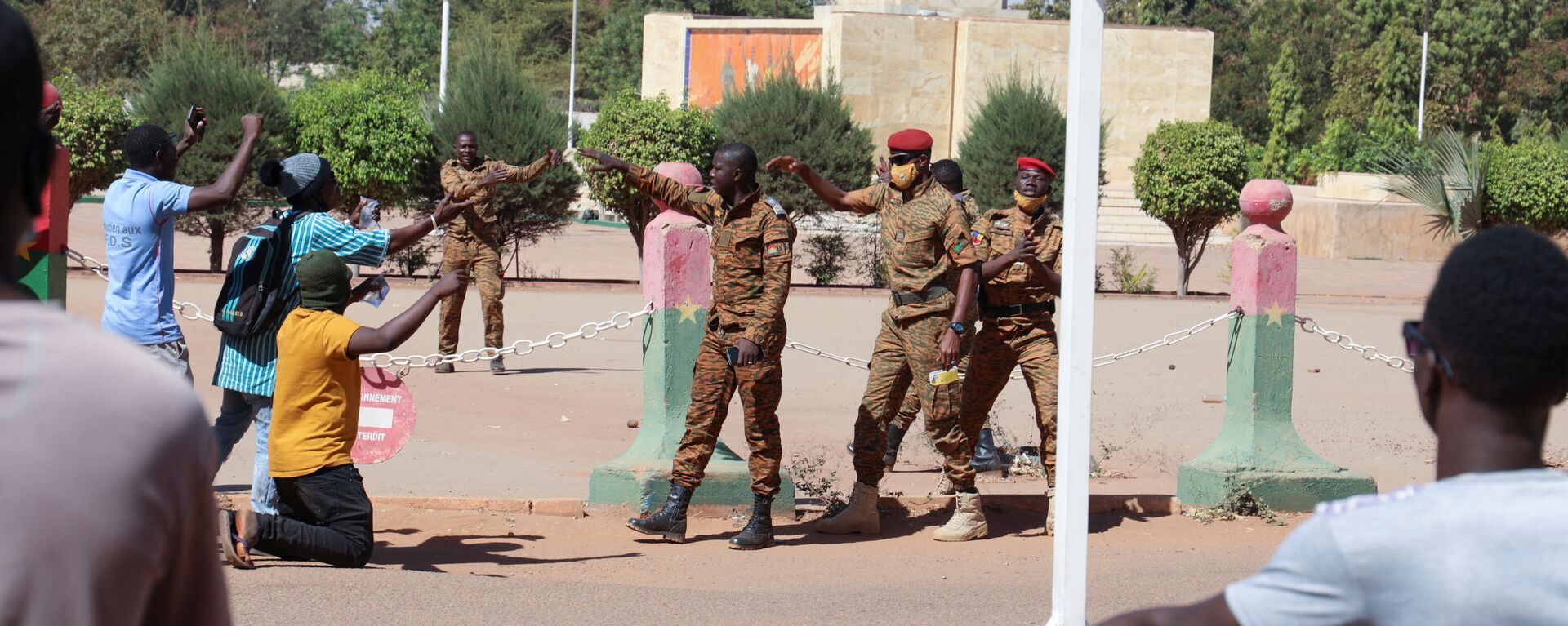 جيش بوركينا فاسو ينتشر في شوارع المدن، بعد إقالة الرئيس وحل الحكومة والبرلمان وإغلاق الحدود، 24 يناير 2022 - سبوتنيك عربي, 1920, 26.05.2022