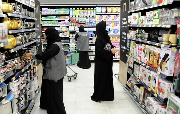 موظفات سعوديات في أحد المحلات "لؤلؤ" في مدينة جدة، فبراير/شباط 21 عام 2021 - سبوتنيك عربي