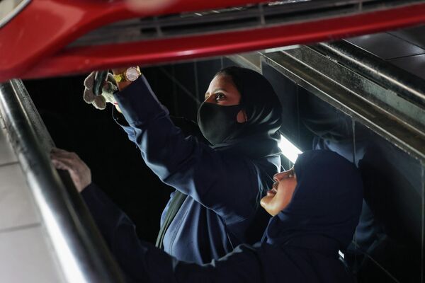 هذه اللقطات تظهر عمل غادة أحمد (يسار) وعلا فليمبان خلال تصليح السيارة، جدة السعودية - سبوتنيك عربي