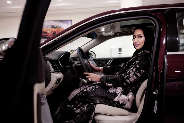 بائعة السيارات مرام الحازر خلال التقاط الصورة في الرياض، 21 يونيو/حزيران عام 2018 - سبوتنيك عربي
