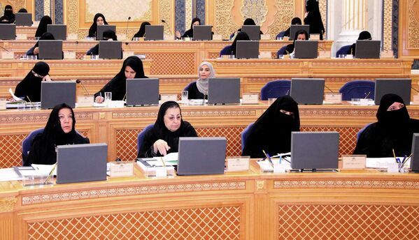 صورة نشرتها وكالة الأنباء السعودية "واس" في 11 مارس 2013، تظهر نساء سعوديات يحضرن جلسة في مجلس الشورى في العاصمة الرياض في 10 مارس 2013. شغلت ثلاثون امرأة سعودية مقاعد في مجلس الشورى السعودي لأول مرة في تاريخ المملكة - سبوتنيك عربي