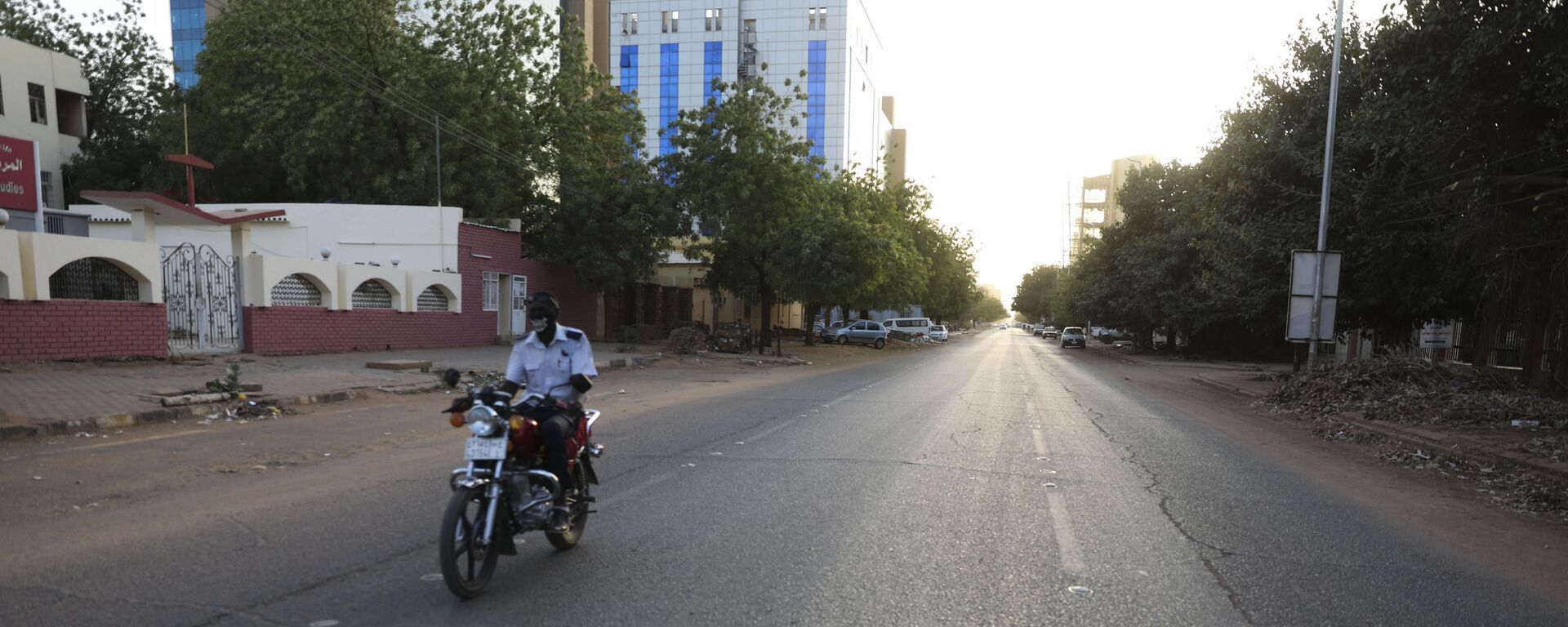 شارع فارغ في الخرطوم بالسودان حيث أمرت الحكومة السودانية بحظر التجول ليلاً لمنع انتشار فيروس كورونا - سبوتنيك عربي, 1920, 07.06.2022