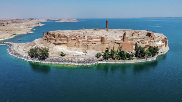 منظر جوي لقلعة جعبر في خزان بحيرة الأسد بمحافظة الرقة السورية، 3 يونيو 2022 - سبوتنيك عربي