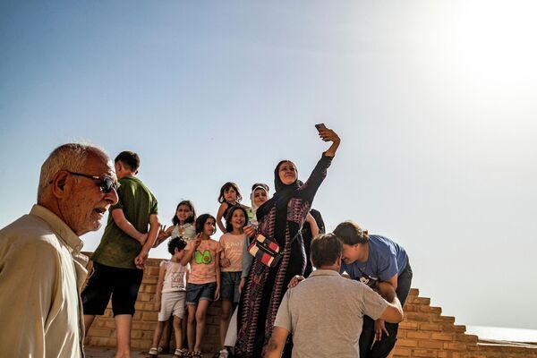 مواطنون يزورون أطلال قلعة جعبر في بحيرة الأسد بمحافظة الرقة، 3 يونيو 2022 - سبوتنيك عربي