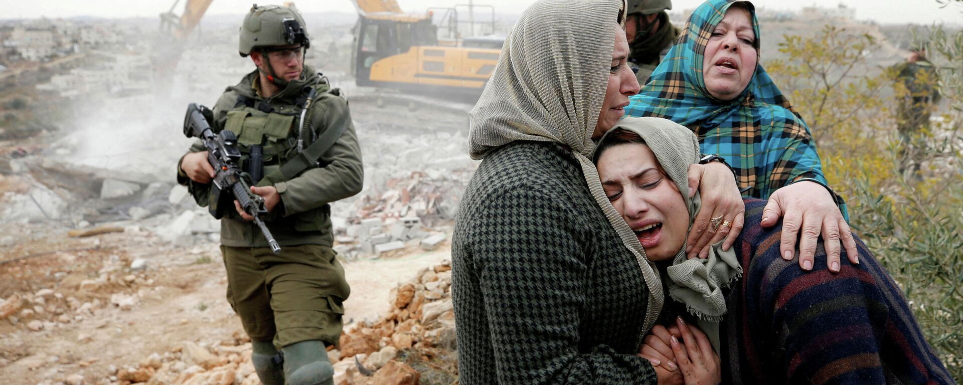رد فعل النساء الفلسطينيات بيتنما تقوم القوات الإسرائيلية بتدمير منزلهم في الخليل، الضفة الغربية المحتلة، 28 ديسمبر 2021 - سبوتنيك عربي, 1920, 08.03.2022