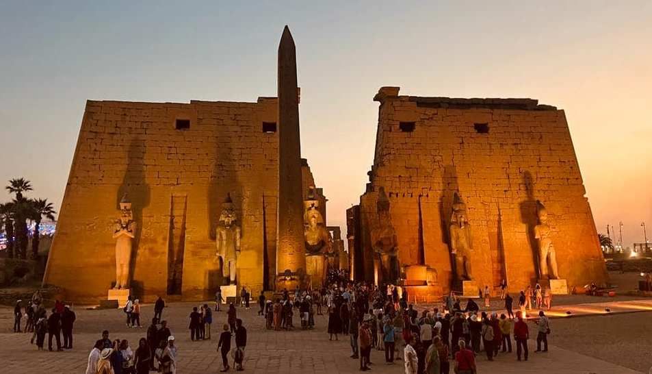 الإقبال السياحى المبهج داخل معبد الاقصر