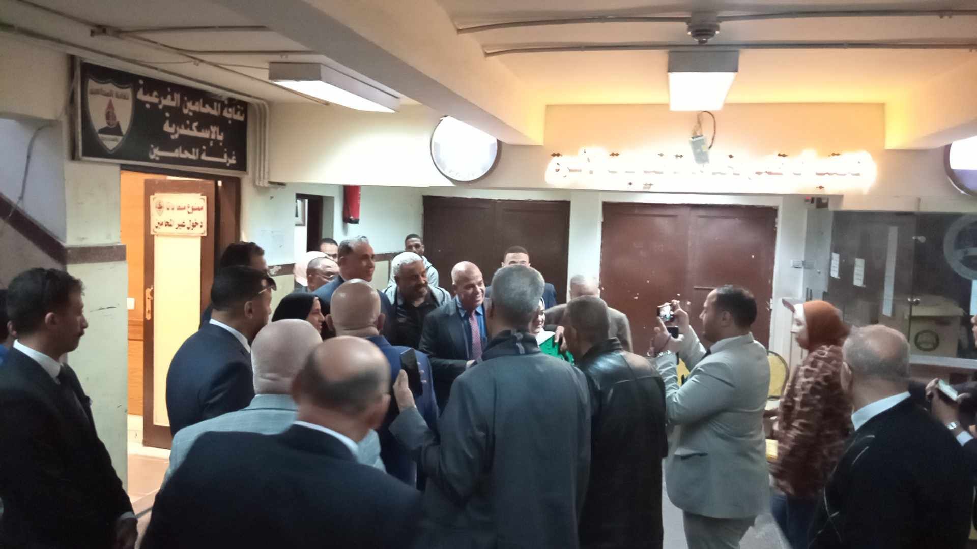 عبد الحليم علام أمام لجان الانتخابات للإدلاء بصوته بالإسكندرية
