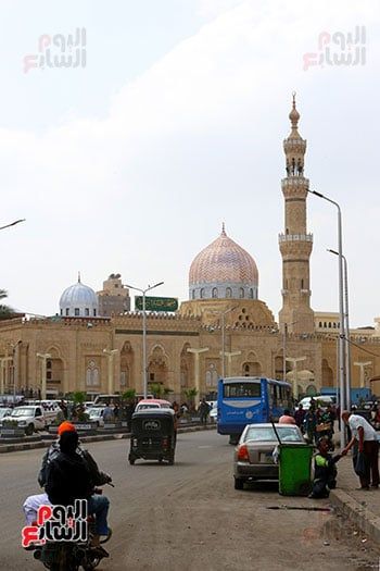 توافد السيارات على المسجد
