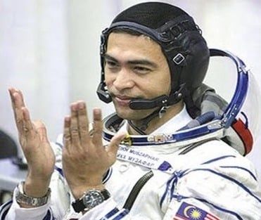 رائد الفضاء يمارس شعائر الاسلام