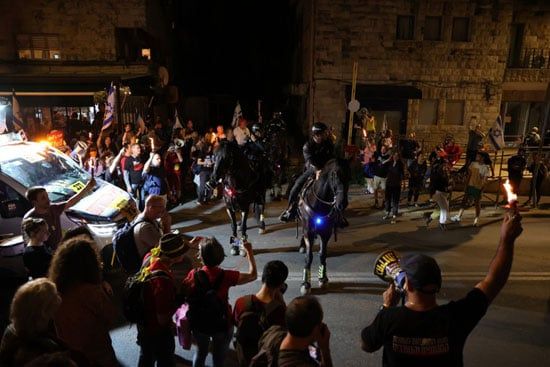 قوات الشرطة الإسرائيلية تشتبك مع المتظاهرين
