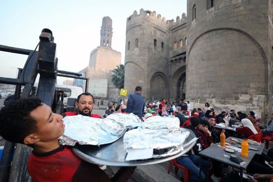 فى رحاب أبواب القاهرة القديمة.. إفطار رمضان أمام بوابة المتولى بحى الجمالية (5)