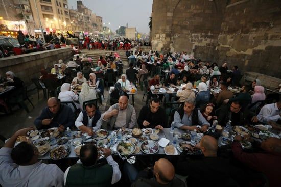 فى رحاب أبواب القاهرة القديمة.. إفطار رمضان أمام بوابة المتولى بحى الجمالية (6)