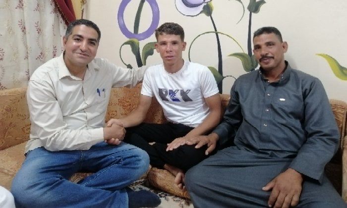 «دموع الفرحة في عنيه».. .والد الطالب عبد الرحمن الأول على الشهادة الإعدادية للصم بـ الشرقية: