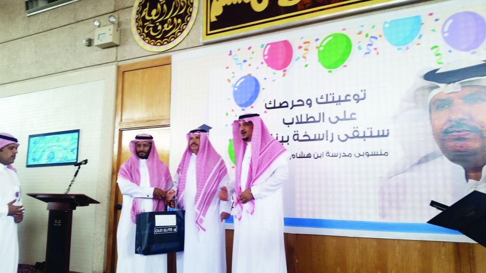 الشمري متسلما درع التكريم. (عكاظ)