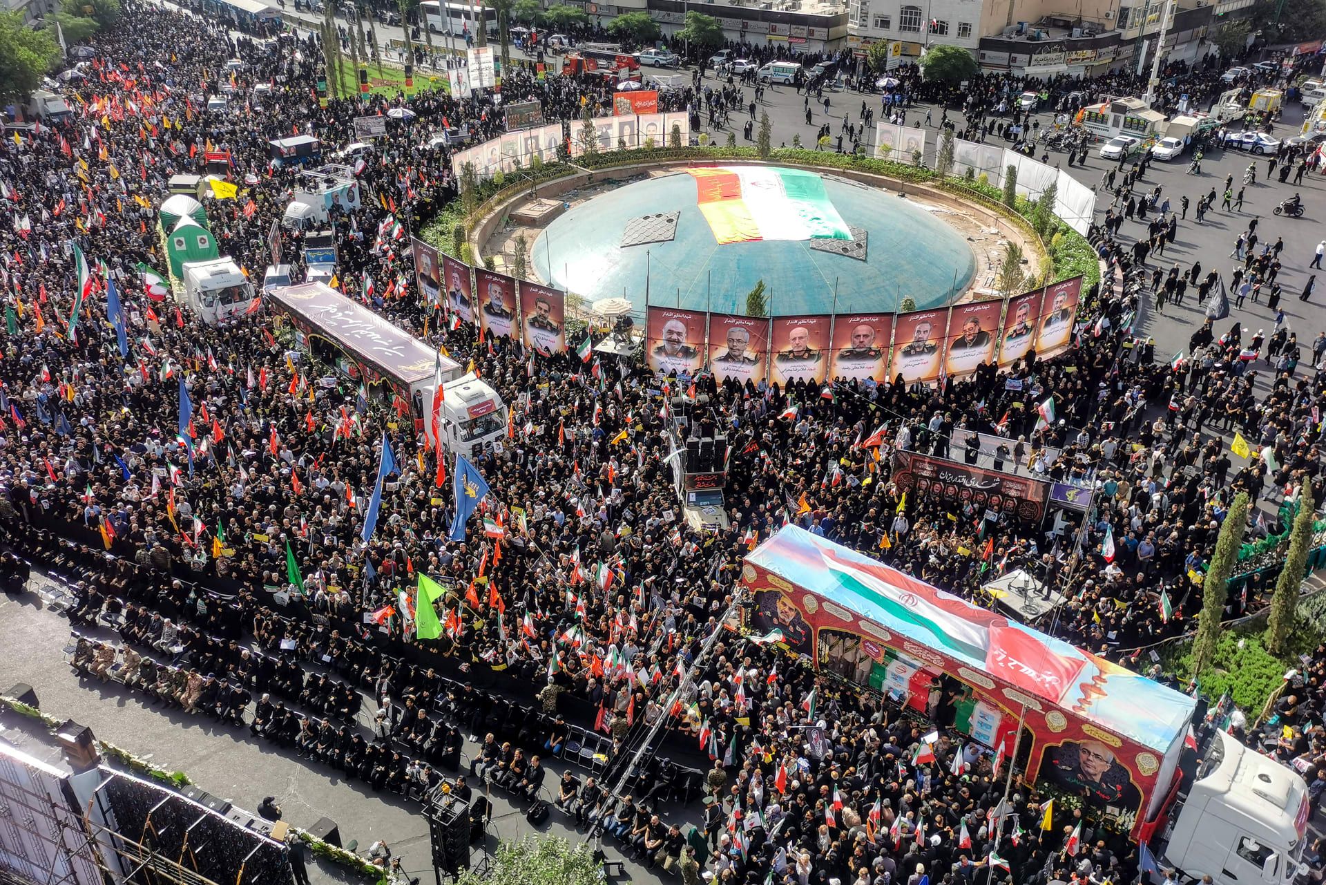 إيران.. صور من تشييع جثامين شخصيات قتلت بالضربات الإسرائيلية وما الشعارات المرفوعة