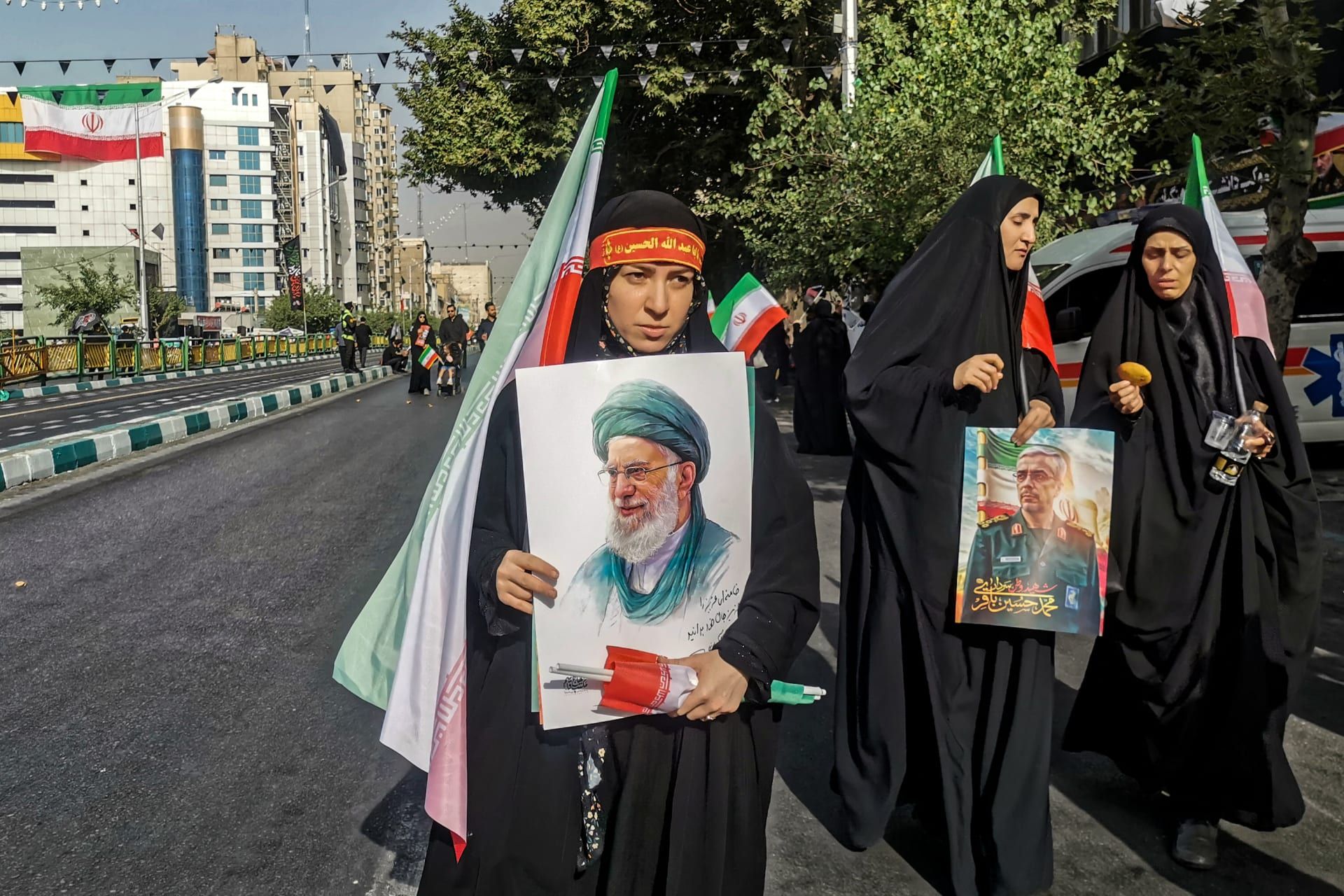 إيران.. صور من تشييع جثامين شخصيات قتلت بالضربات الإسرائيلية وما الشعارات المرفوعة