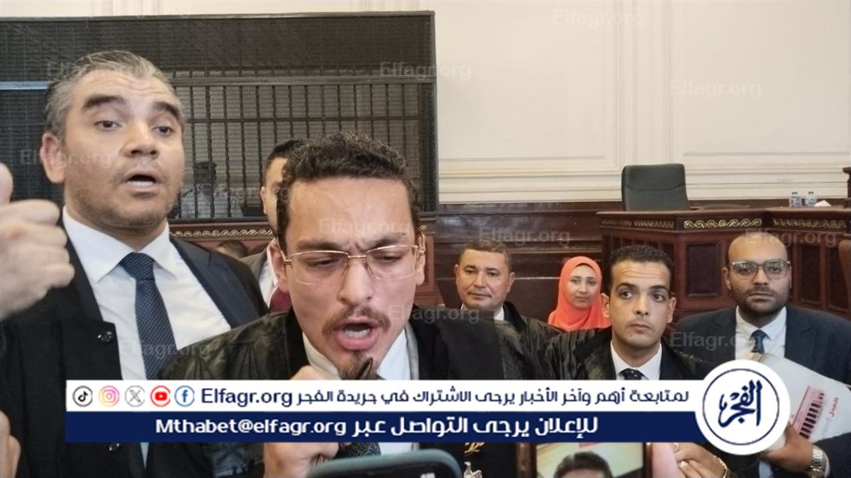 محامي المتهم أثناء تحنيه عن القضية