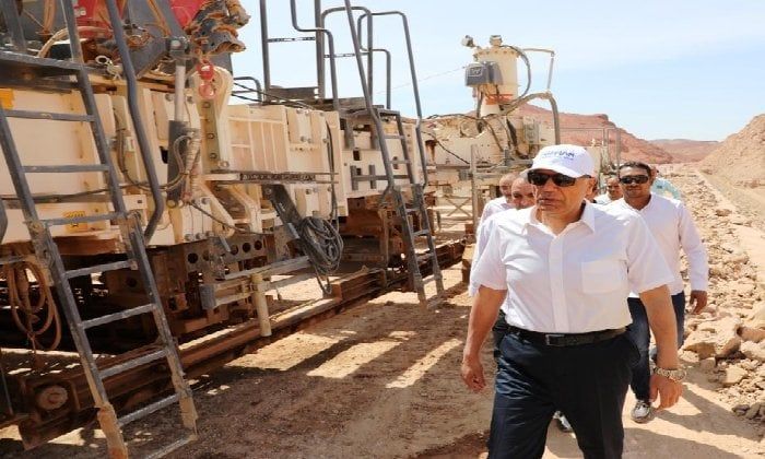 محافظ أسوان يتابع تنفيذ مشروع الطريق الإقليمي استعدادًا لافتتاحه محافظ أسوان يتابع تنفيذ مشروع الطريق الإقليمي استعدادًا لافتتاحه