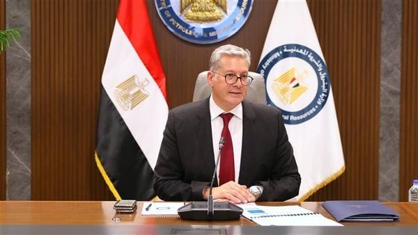 وزير البترول يتوجه لموقع حادث انقلاب البارج البحري Adam Marine 12 بخليج السويس وزير البترول يتوجه لموقع حادث انقلاب البارج البحري Adam Marine 12 بخليج السويس