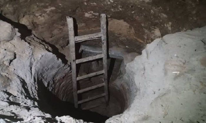 الكنز ابتلعهم أحياء.. انتشال جثتان في حالة تعفن داخل حفرة للتنقيب عن الآثار بالبحيرة الكنز ابتلعهم أحياء.. انتشال جثتان في حالة تعفن داخل حفرة للتنقيب عن الآثار بالبحيرة
