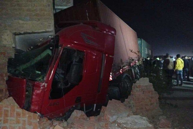 تريلا صدمت 3 سيارات.. تفاصيل حادث دائري البساتين