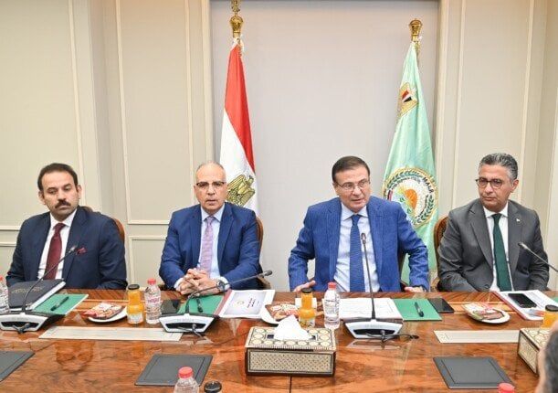 3 وزراء يناقشون سُبل تطوير زراعة محصولي قصب وبنجر السكر 3 وزراء يناقشون سُبل تطوير زراعة محصولي قصب وبنجر السكر
