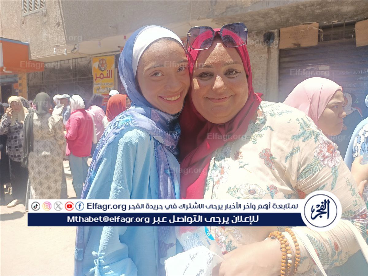 أحدى الطالبات برفقة والدتها عقب امتحان الجغرافيا في الإسكندرية 
