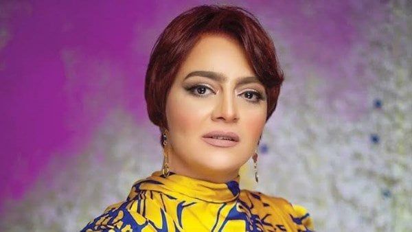 هبة عبد الغني تطلب عدم التصوير خلال استقبالها عزاء والدتها هبة عبد الغني تطلب عدم التصوير خلال استقبالها عزاء والدتها
