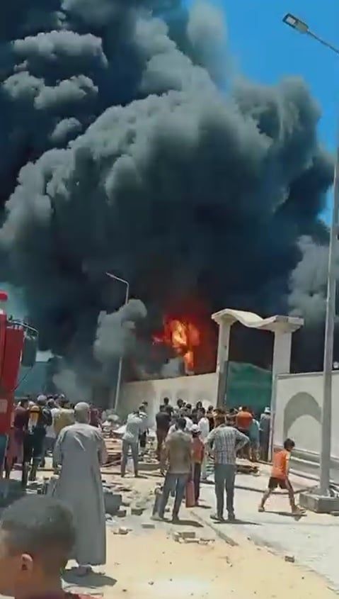 ألسنة اللهب تتصاعد في حريق مصنع إسفتج بدمياط