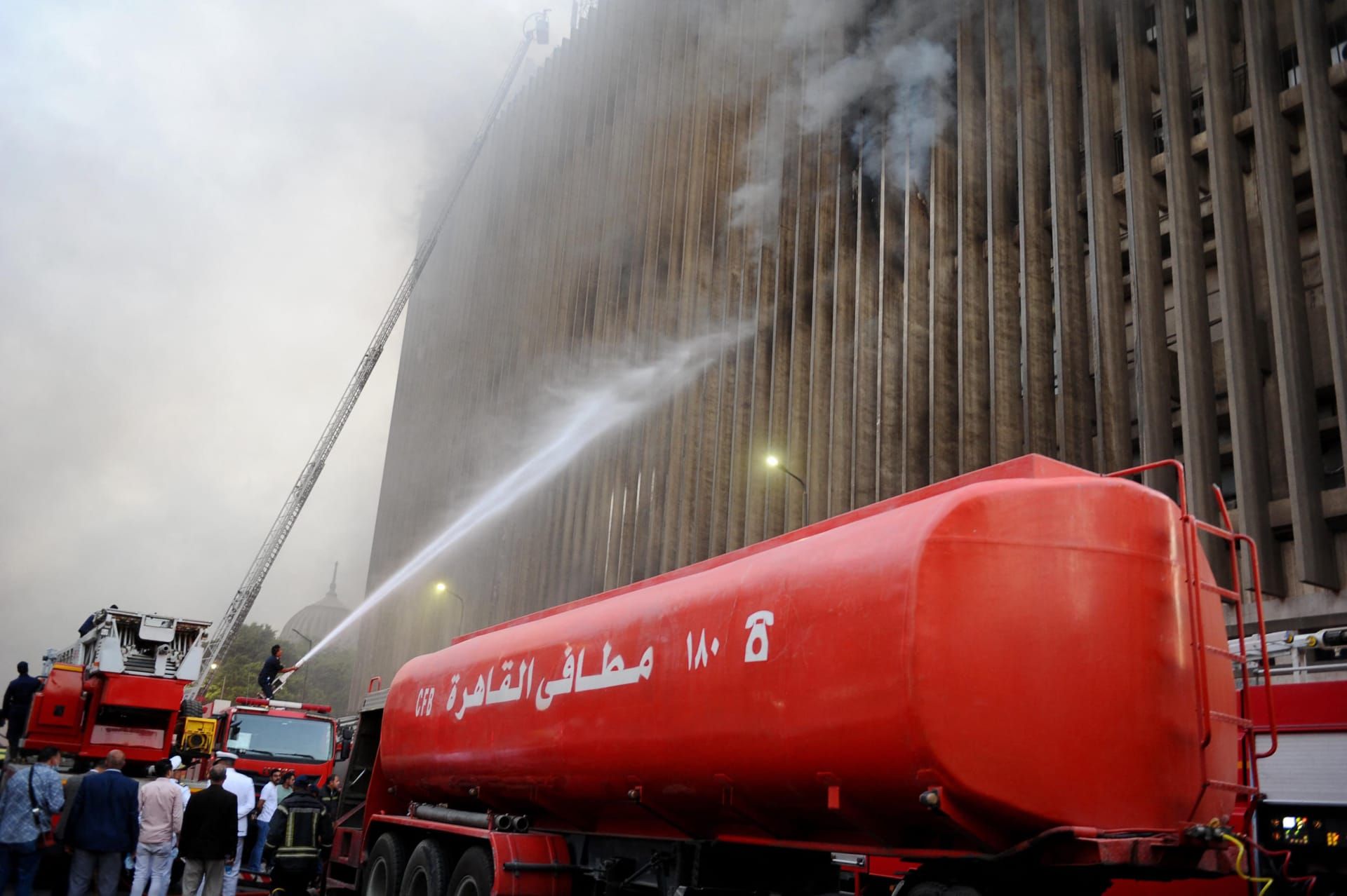 عناصر الإطفاء تعمل على إخماد النيران المندلعة في سنترال رمسيس في 7 يوليو/تموز 2025.