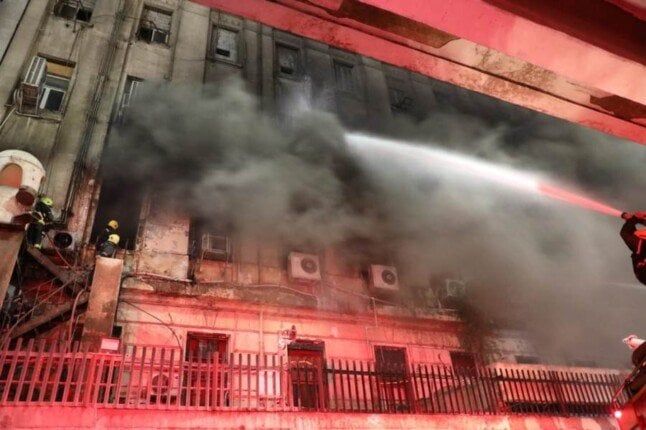 استمرار عمليات التبريد والسيطرة على حريق سنترال رمسيس بعد ظهور النيران استمرار عمليات التبريد والسيطرة على حريق سنترال رمسيس بعد ظهور النيران
