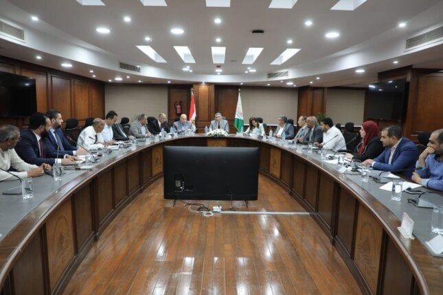 محافظ الجيزة يبحث مع «الكهرباء» متحصلات خدمة النظافة محافظ الجيزة يبحث مع «الكهرباء» متحصلات خدمة النظافة