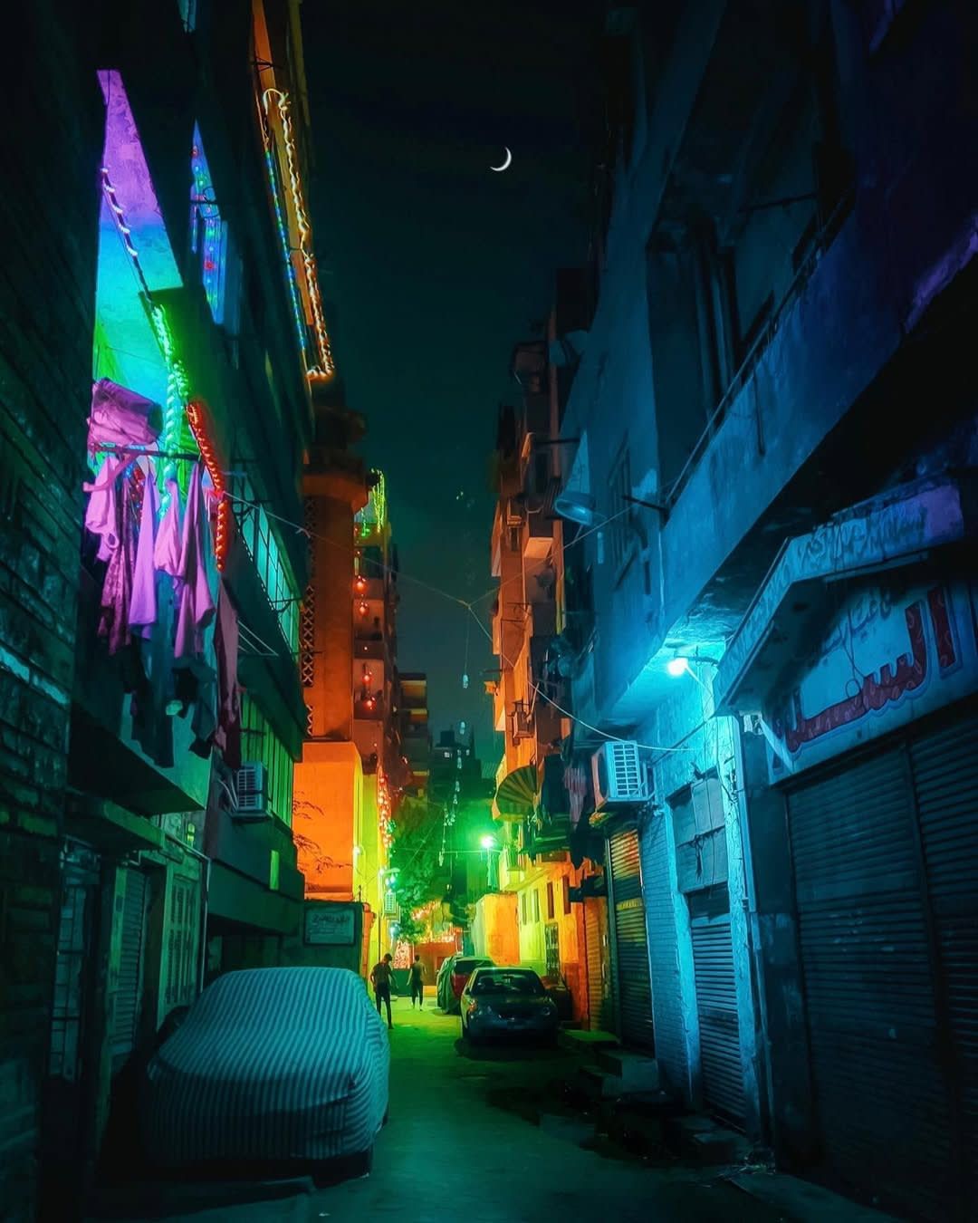 مصورة توثق جانبًا مختلفًا لمصر تحت وهج أضواء النيون