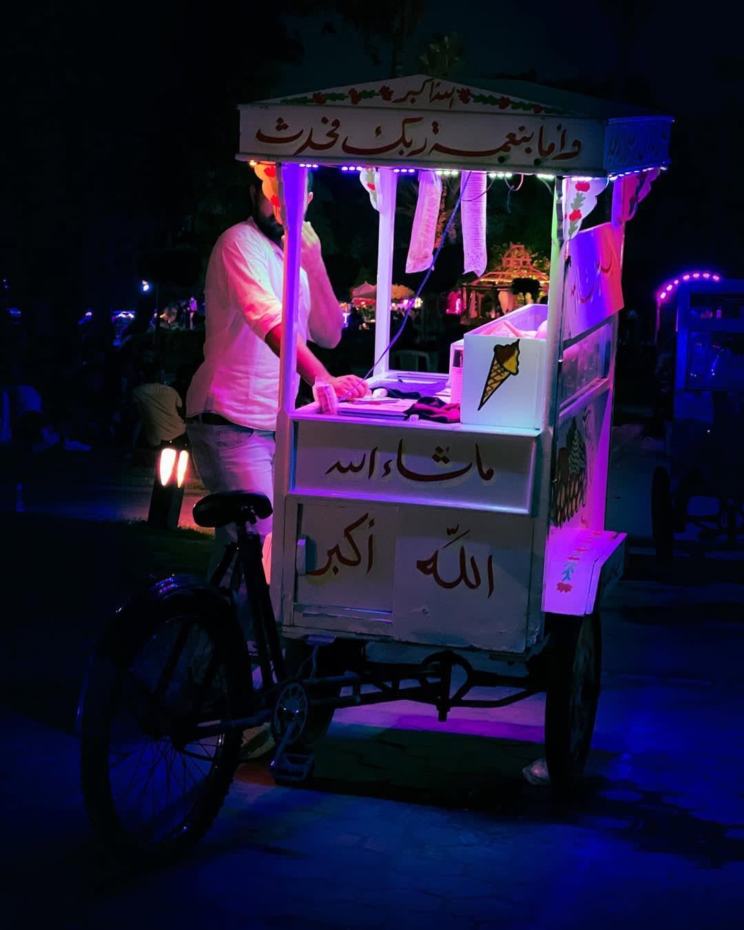 مصورة توثق جانبًا مختلفًا لمصر تحت وهج أضواء النيون