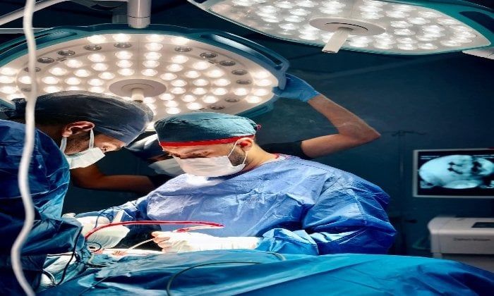 جراحة دقيقة تنقذ مريضة من الشلل الكامل بمستشفى شبين الكوم للجراحات جراحة دقيقة تنقذ مريضة من الشلل الكامل بمستشفى شبين الكوم للجراحات