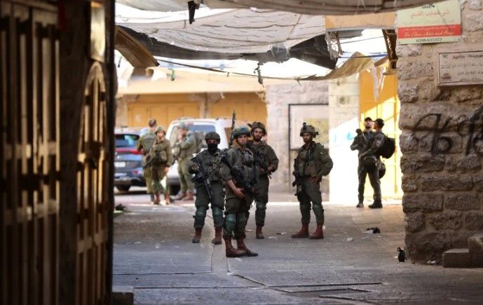 تشهد الضفة الغربية والقدس يوميا حملات مداهمة واقتحامات