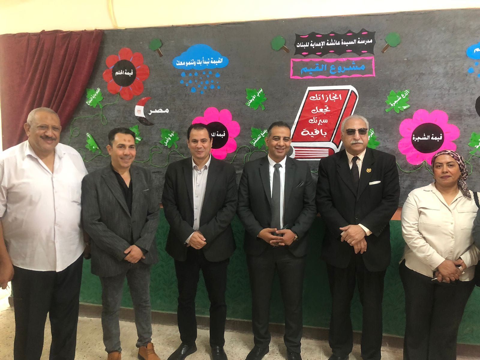 مدير تعليم القليوبية ومدير شباب القليوبية خلال الجولة