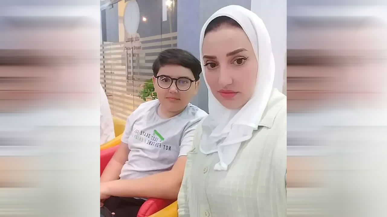 يامن ووالدته هيفاء يقيمان