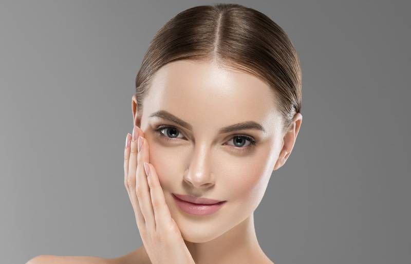 <strong>العناية بالبشرة الحساسة في الشتاء: خطوات فعّالة للحماية من الجفاف والالتهابات</strong>