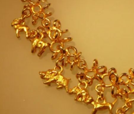 المخاطر التسويقية، حيث قد يؤدي التسويق المكثف للذهب الخفيف والصلب إلى تضليل المستهلك حول المتانة الفعلية مقارنة بالذهب التقليدي.