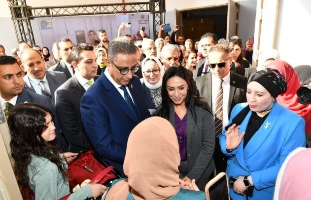 وزيرة التضامن الاجتماعي ومحافظ الفيوم يتابعان المشروعات الإنتاجية لمصنع الغزل والنسيج بقرية العزب وزيرة التضامن الاجتماعي ومحافظ الفيوم يتابعان المشروعات الإنتاجية لمصنع الغزل والنسيج بقرية العزب