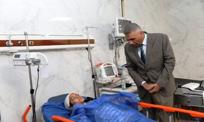 محافظ أسوان يزور طالبة مصابة فى حادث أتوبيس ويؤكد تسخير كل الإمكانيات لعلاج المصابين محافظ أسوان يزور طالبة مصابة فى حادث أتوبيس ويؤكد تسخير كل الإمكانيات لعلاج المصابين